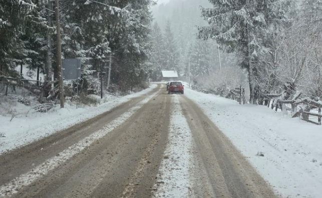 Prăpăd în România! Zeci de mii de oameni au rămas în beznă. Haos total pe drumuri și turiști evacuați de urgență