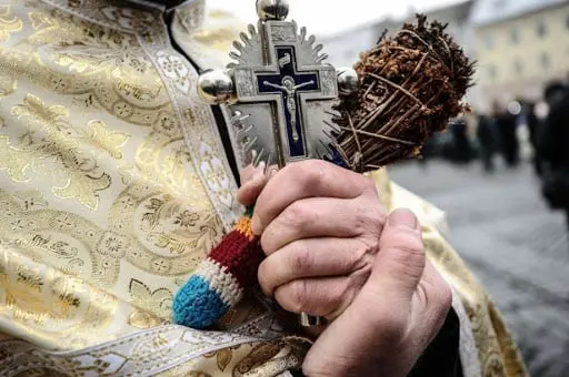 Ce nu au voie să facă bărbații pe 6 ianuarie! Greșeala de Bobotează care îți alungă banii și norocul din casă