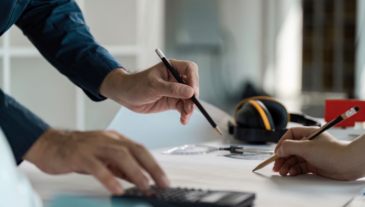 Lovitură pentru românii care își fac casă! Noua taxă care explodează prețurile de la 1 ianuarie 2026