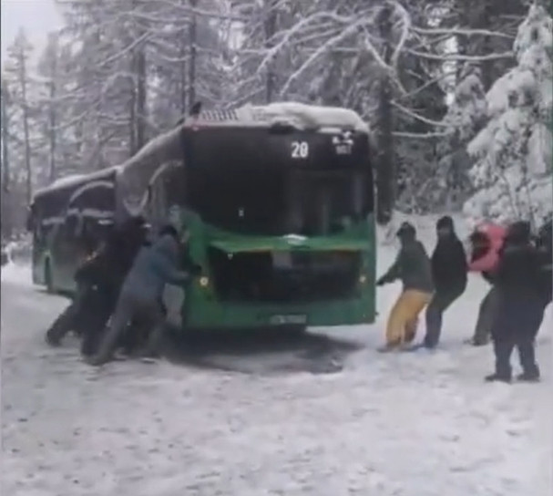 Imagini de necrezut spre Poiana Brașov! Ce au făcut pasagerii unui autobuz blocat în munții de zăpadă
