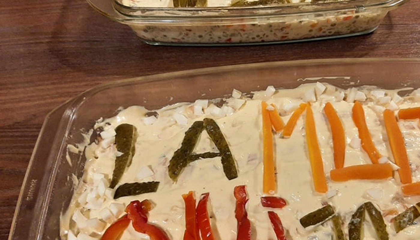 Toți invitații au râs când au văzut salata de boeuf! Ce a scris o româncă pe ea, după ce a uitat ultima cifră