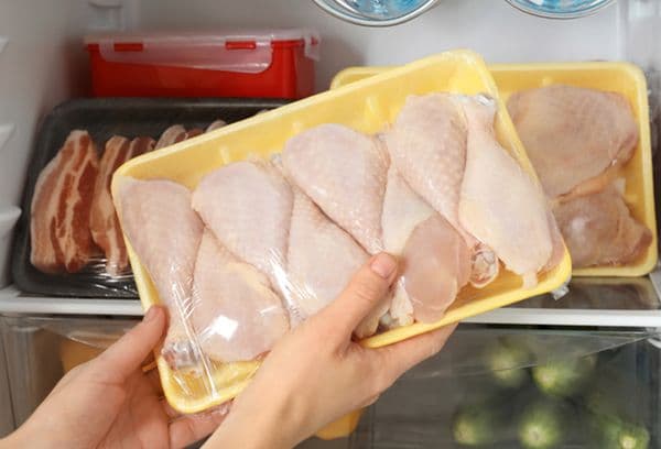 Greșeala pe care o faci la decongelare. Cum dezgheți carnea în 5 minute cu secretul celor două oale