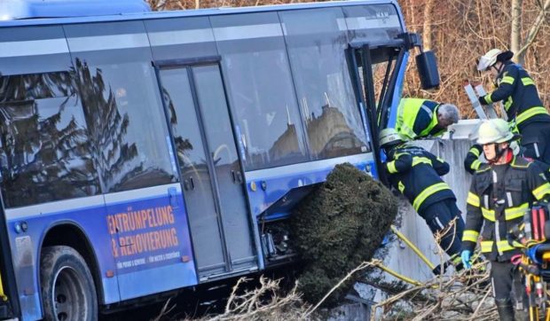 O fată a MURIT după ce autobuzul a lovit o casă deoarece șoferul…