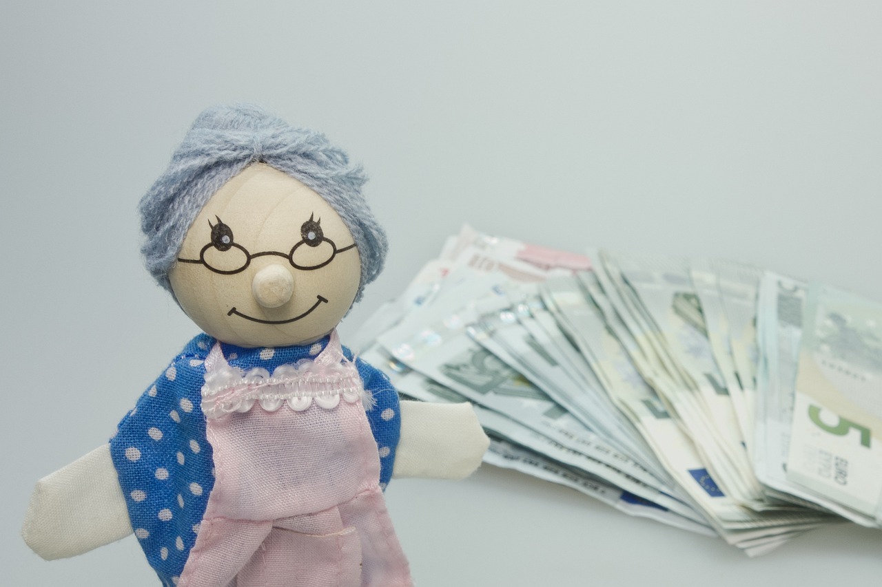 Milioane de PENSIONARI primesc BANI în 2026, iar suma propusă este de…