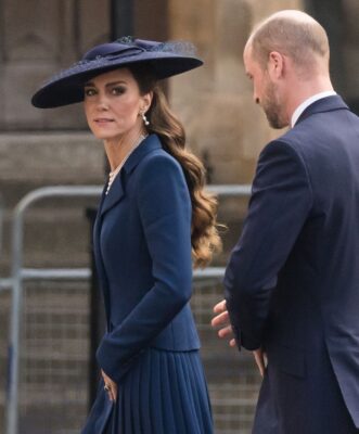 Kate Middleton s-a DESCALȚAT, iar fanii au observat un DETALIU ÎNGRIJORĂTOR la picioarele…