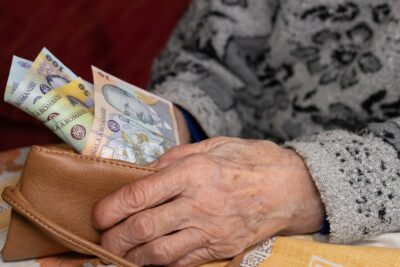Milioane de PENSIONARI primesc bani în plus, iar suma totală este de…