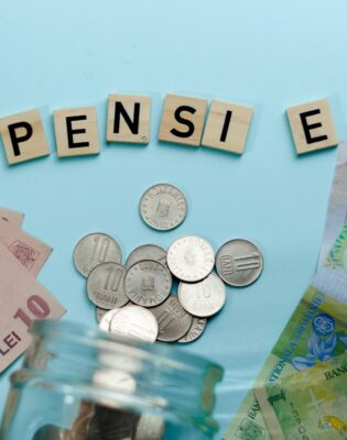 VÂRSTA și STAGIUL de cotizare pentru a ieși la pensie în 2026 sunt…