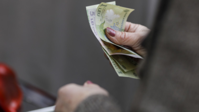 MILIOANE de pensionari primesc banii înainte de Paște, însă ajutorul financiar va…