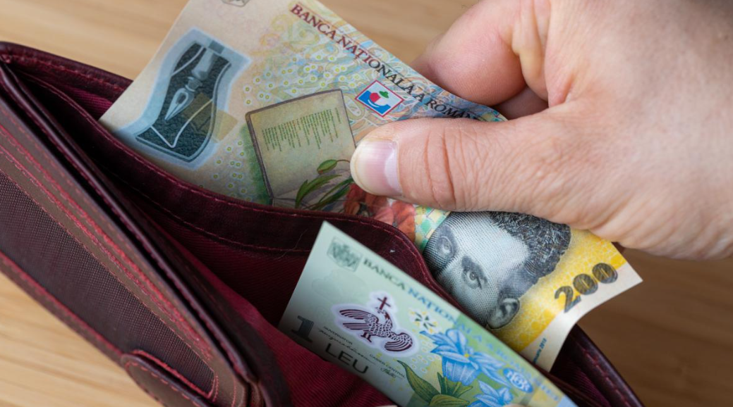 BANI în plus pentru PENSIONARI în mai 2026, dar numai pentru cei cu…