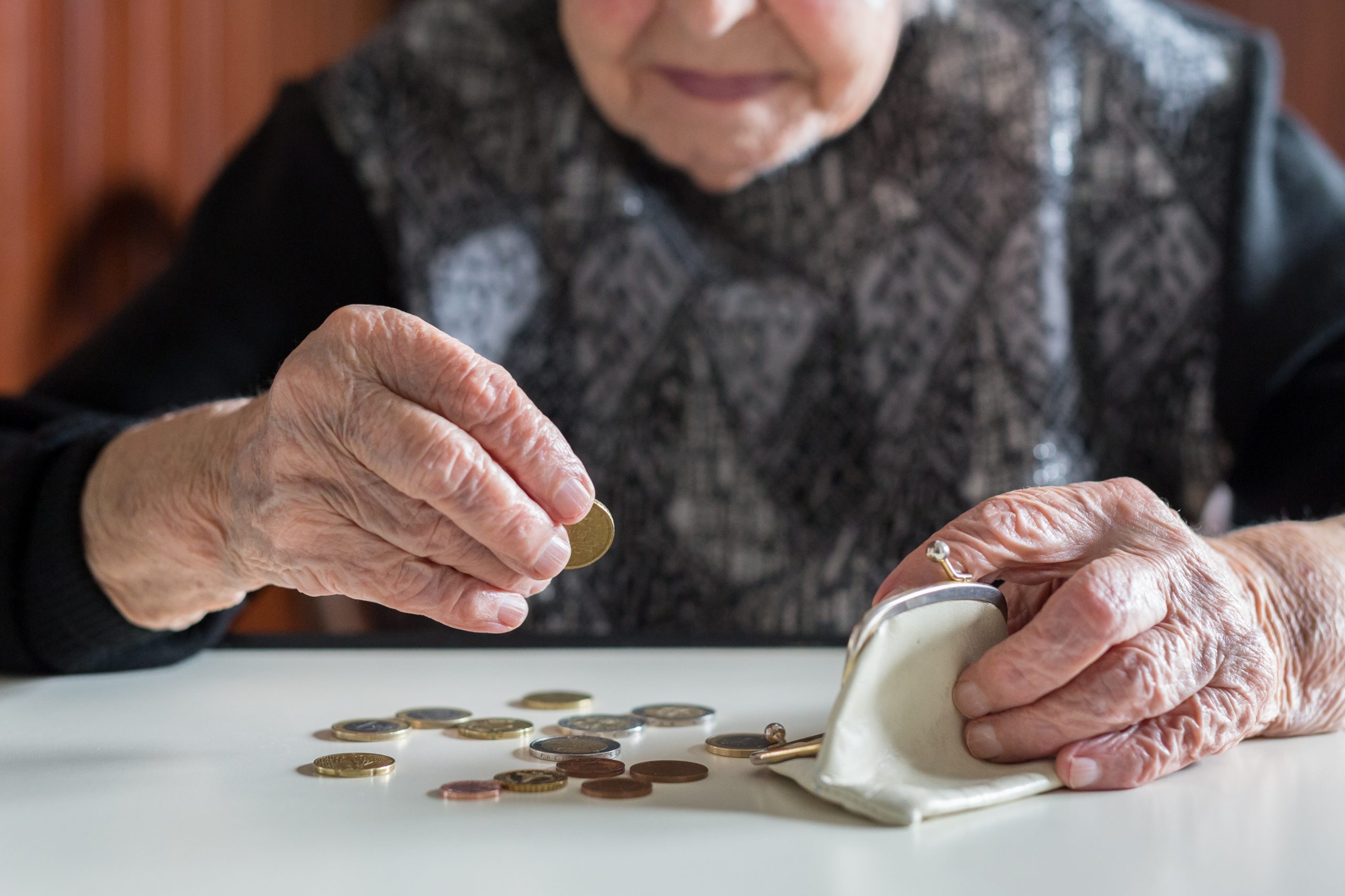 MILIOANE de pensionari primesc banii înainte de PAȘTE, însă ajutoarele financiare vor…