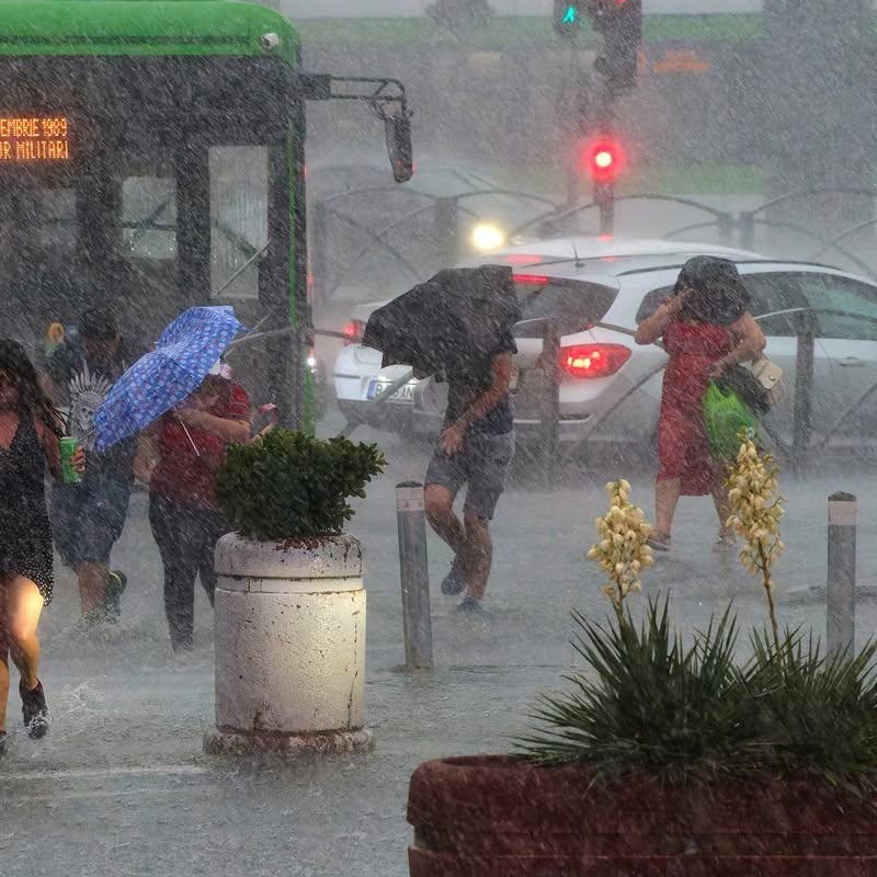 Meteorologii anunță FURTUNILE care vor lovi țara în următoarele două zile, iată…