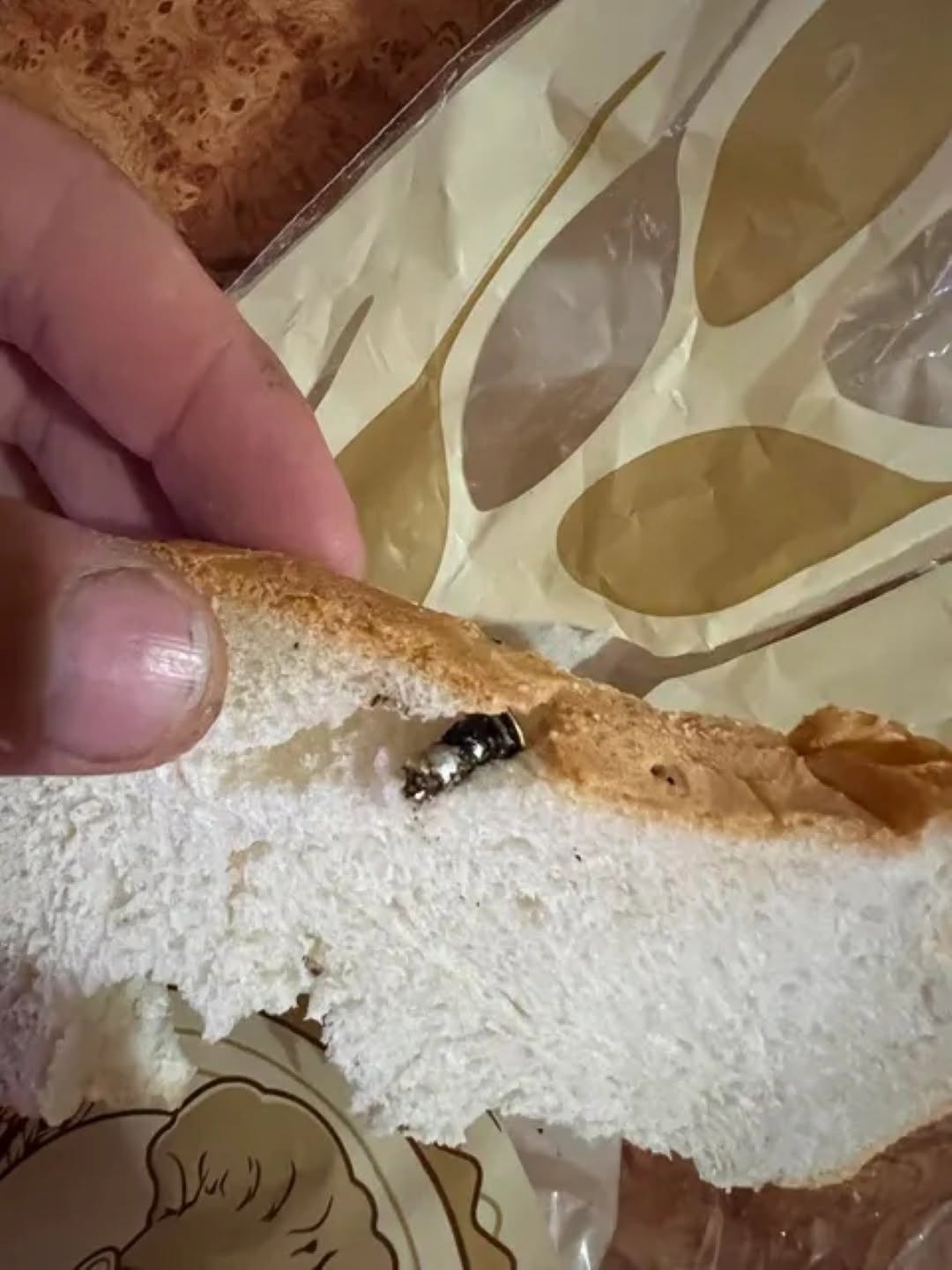 O FAMILIE a cumpărat pâine și a găsit în interior un…