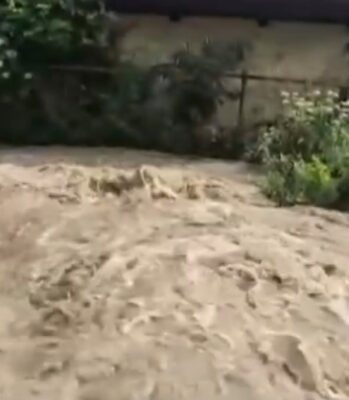 VIITURI și grindină distrug totul în cale, iar meteorologii avertizează că urmează să…
