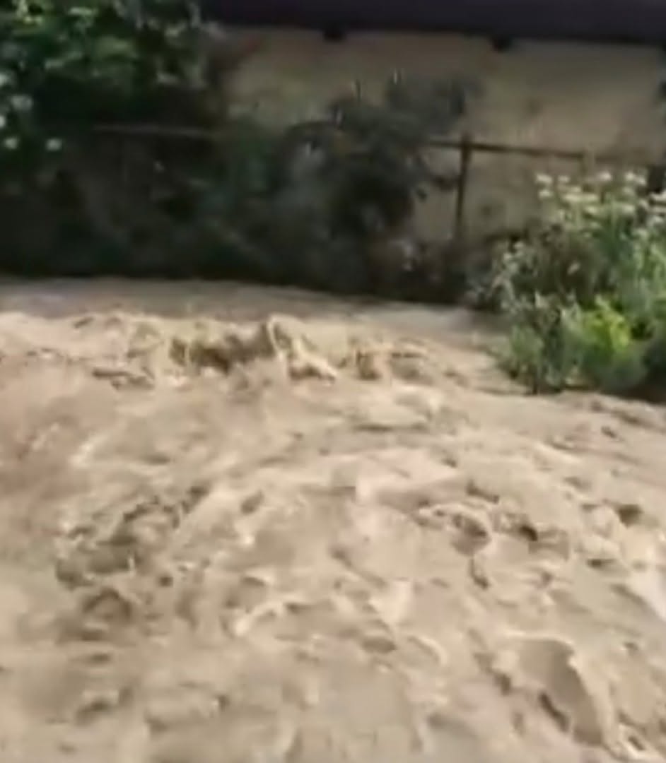 VIITURI și grindină distrug totul în cale, iar meteorologii avertizează că urmează să…