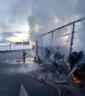 Ce a provocat INCENDIUL violent la un autotren, după ce în remorcă au fost găsite…