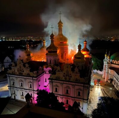 Un monument UNESCO a fost cuprins de flăcări după ce a fost lovit de…