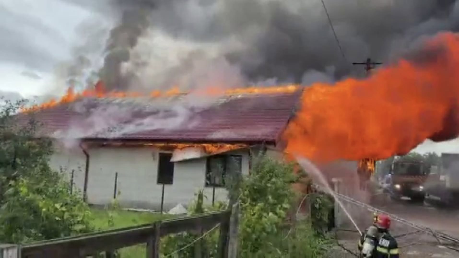 VECINII AU SALVAT un copil dintr-o casă în flăcări, totul a pornit de la…