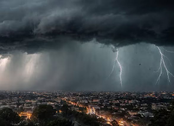 Vremea se schimbă BRUSC, iar meteorologii au emis un cod pentru…