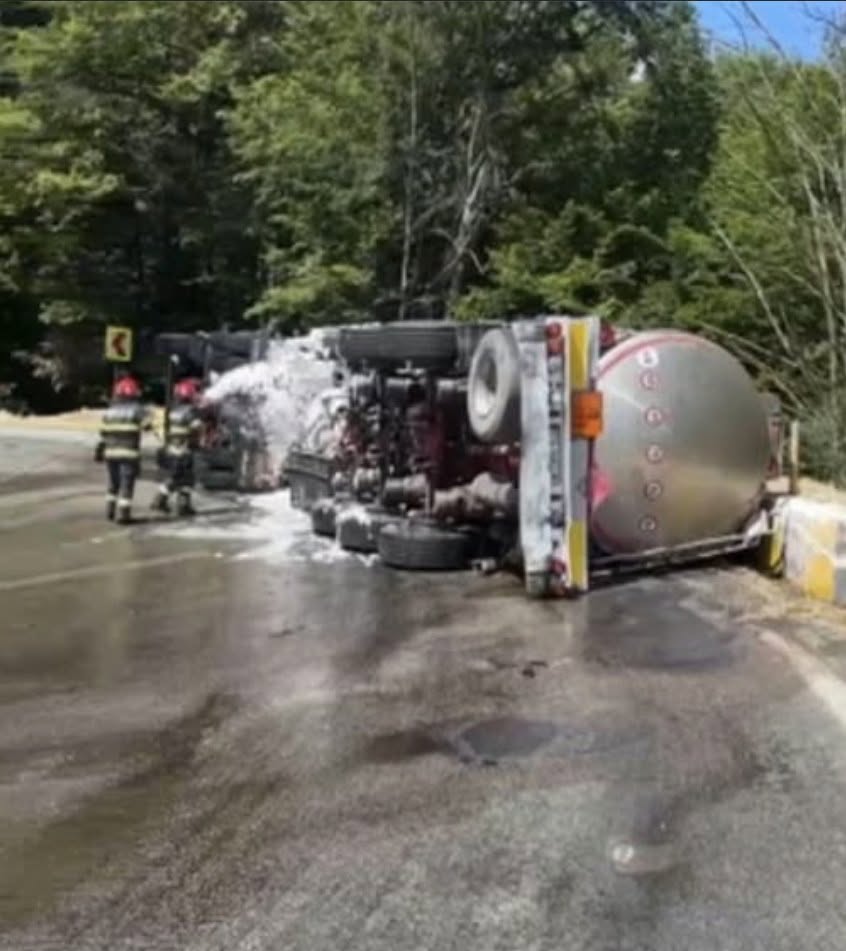 ACCIDENT între un microbuz și o cisternă cu motorină, iată starea celor…