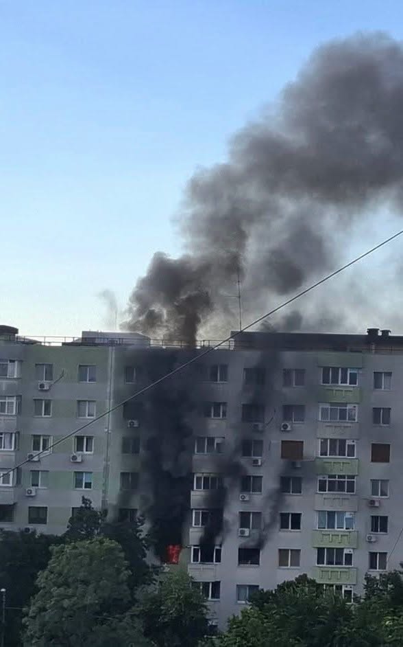 INCENDIU puternic într-un bloc, 28 de oameni evacuați și trei persoane transportate la…