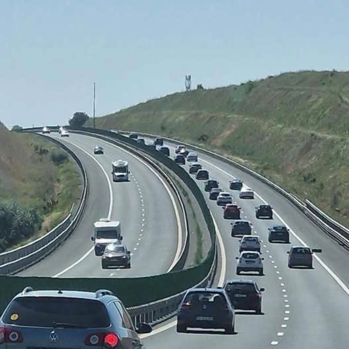 TREI mașini s-au ciocnit, iar la spital au ajuns doi copii de…