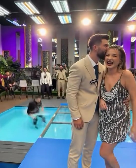 Concurentul a fost OBLIGAT să sară în piscină îmbrăcat complet după ce a…