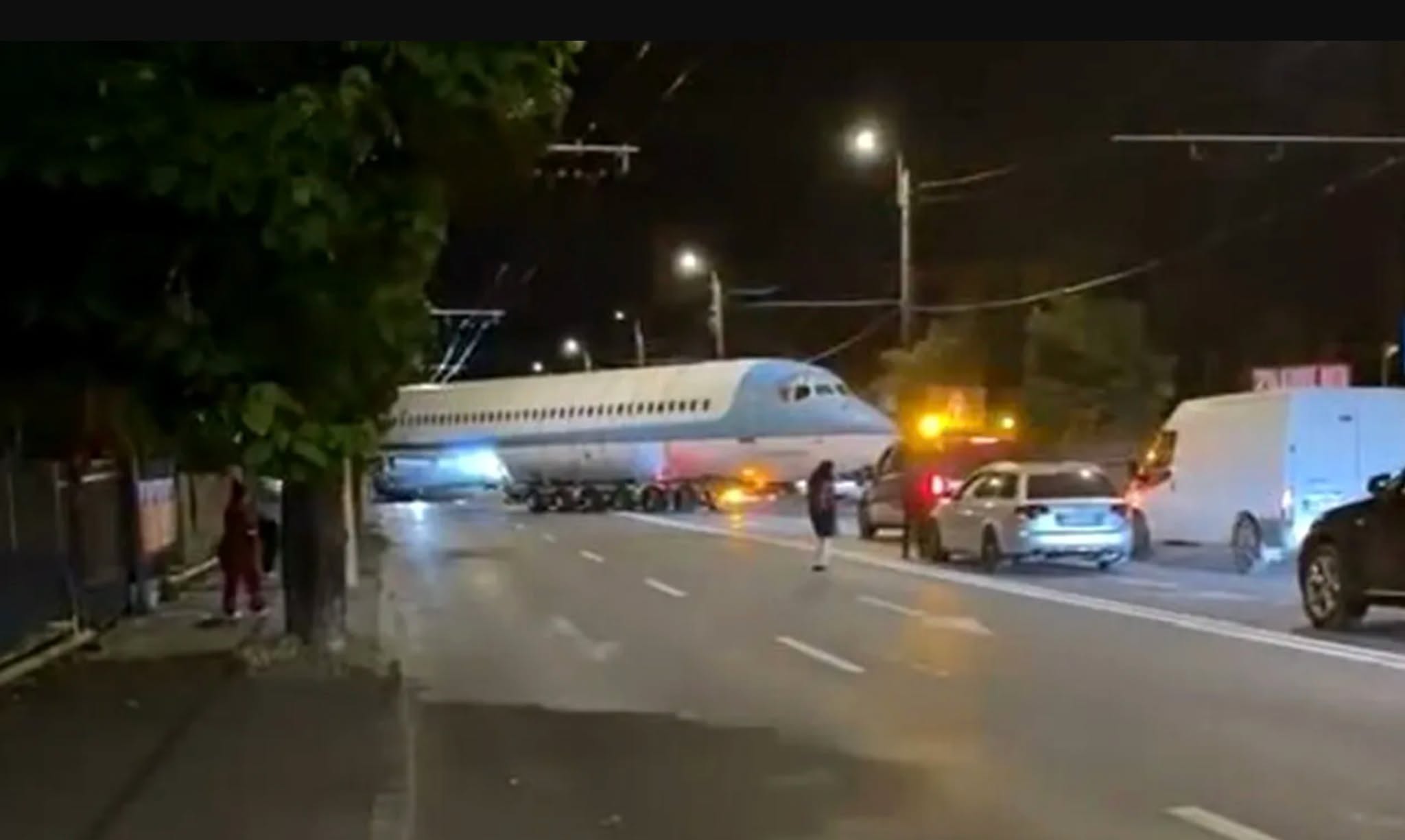 Un avion a „aterizat” pe o stradă din Cluj-Napoca, blocând traficul. Ce s-a întâmplat