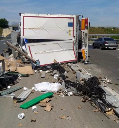 Accident cumplit: un camion a intrat în mașinile oprite pe autostradă, cel puțin 16 oameni au murit