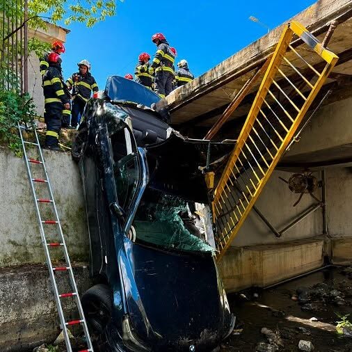 Două persoane au ajuns la spital în urma unui accident rutier grav în Baia Sprie! O mașină a părăsit partea carosabilă și a căzut în râu