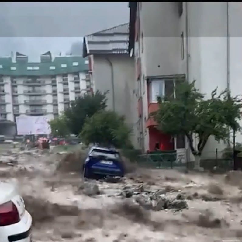 A fost PRĂPĂD! Inundațiile au măturat TOT: drumuri blocate, copaci doborâți și…