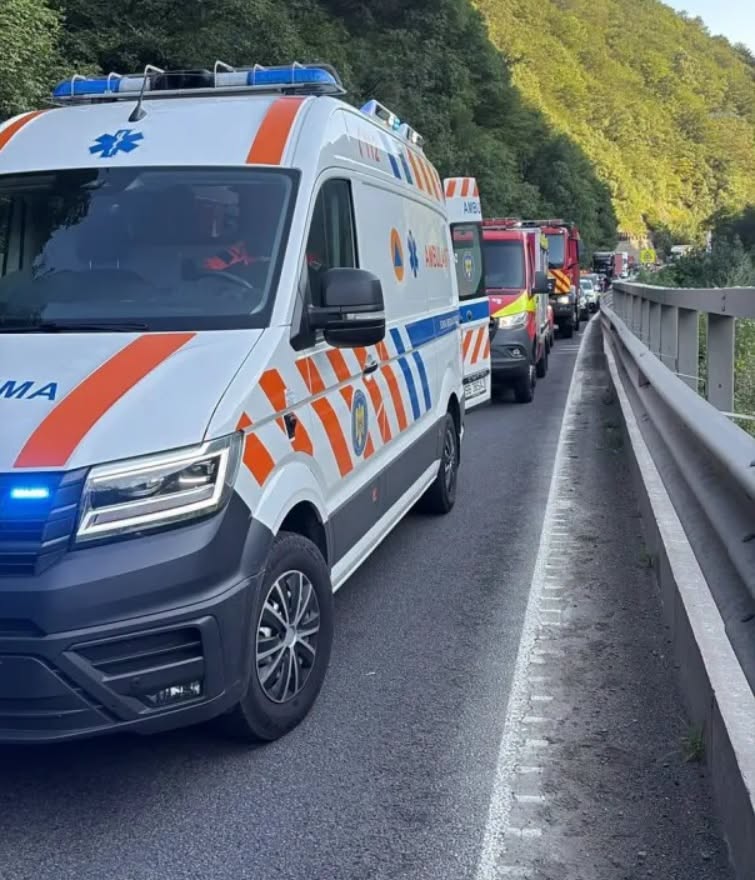BREAKING NEWS Un bărbat de 71 de ani și-a pierdut viața după ce un bolovan s-a prăbușit peste un autoturism aflat în mers, în județul Sibiu