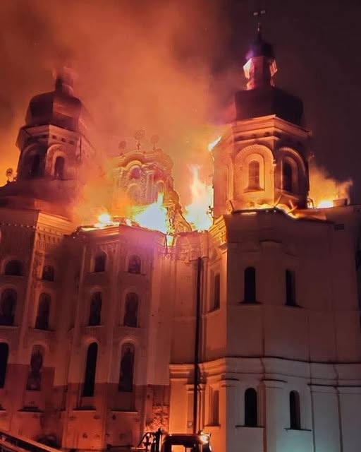 Catedrala Adormirii Maicii Domnului a fost cuprinsă de foc. Patru persoane și-au pierdut viața și alte 23 au ajuns la spital