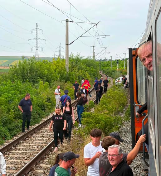 Doi bărbați și-au pierdut viața după ce mașina în care se aflau a fost acroșată de un tren în județul Iași