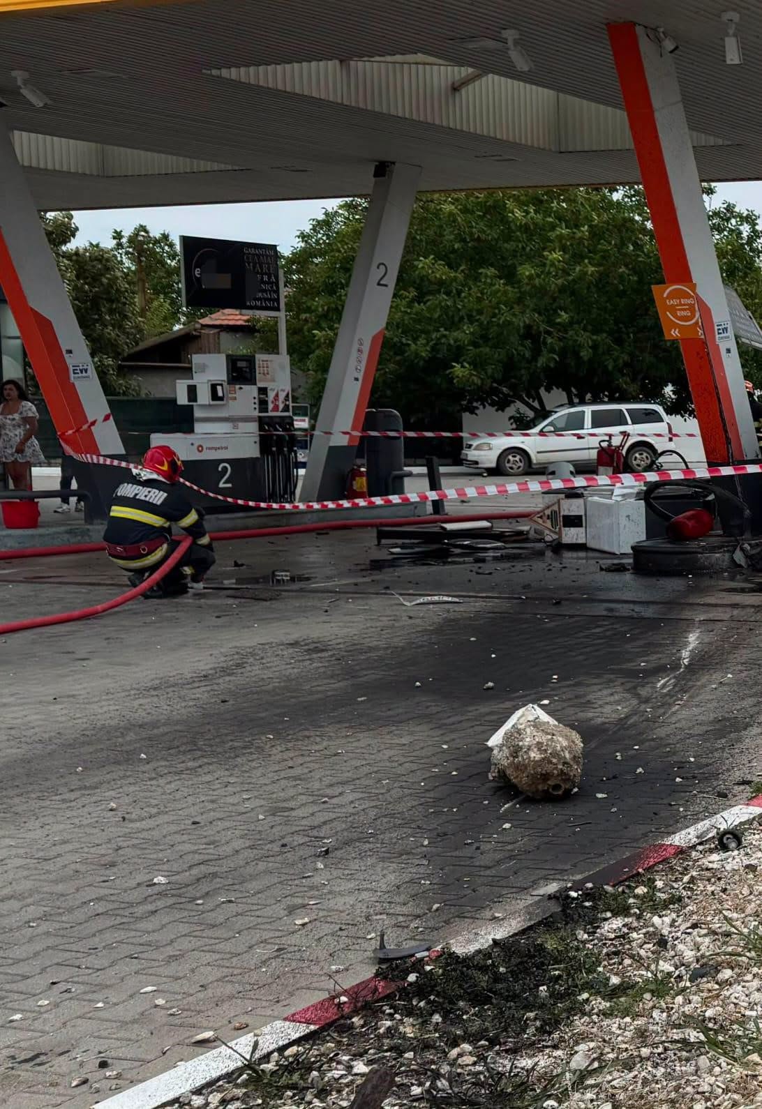 Două mașini au ajuns într-o benzinărie după ce s-au ciocnit violent, în Dolj. Cum s-a produs evenimentul rutier