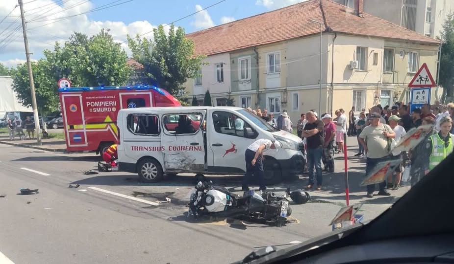 Un tânăr de 20 de ani s-a stins din viață după ce motocicleta pe care se afla s-a izbit violent de o mașină