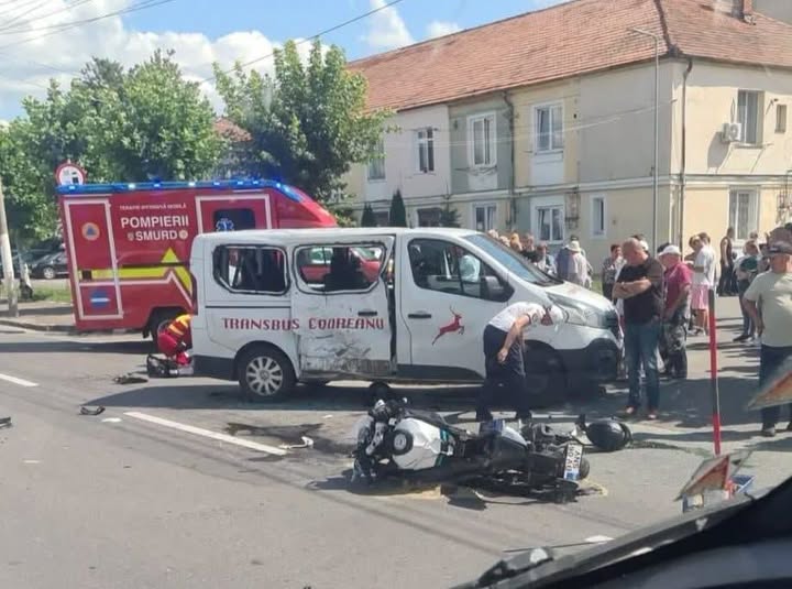 Un tânăr de 20 de ani s-a stins din viață după ce motocicleta pe care se afla s-a izbit violent de o mașină. Fratele său geamăn se află în stare gravă