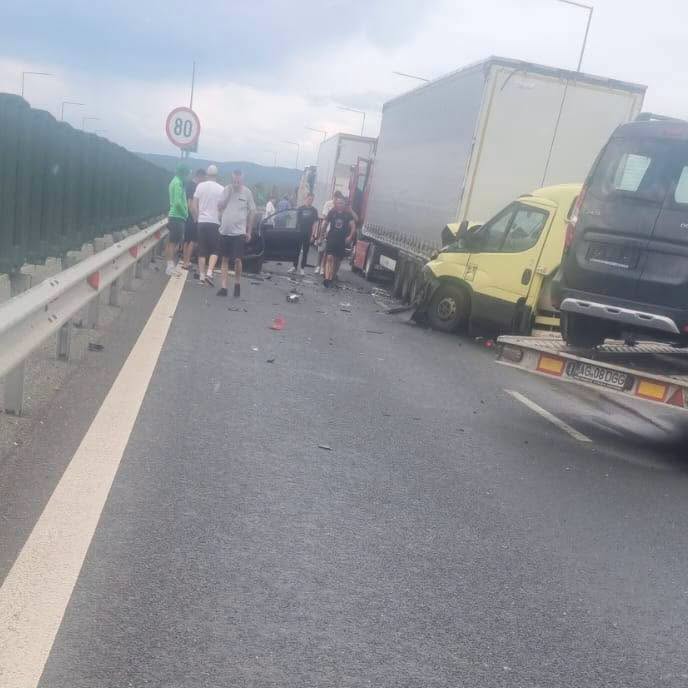 Accident cu patru vehicule pe autostrada A1. O femeie a rămas încarcerată, iar traficul spre Deva a fost blocat