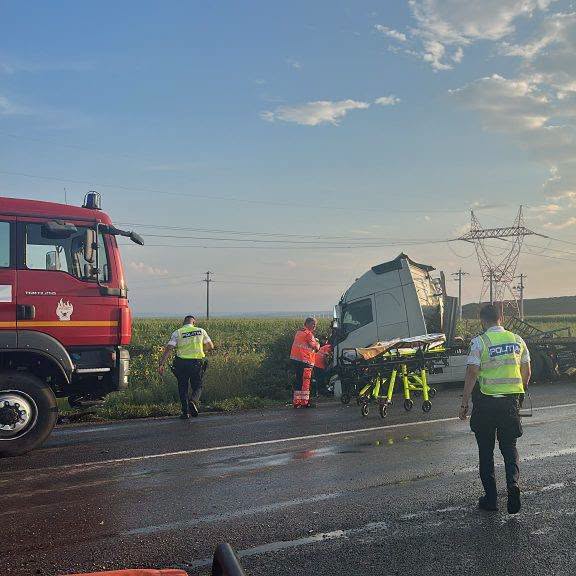 Șase persoane, printre care trei copii, au ajuns la spital după ce un camion plin cu butelii a intrat într-un autoturism, în județul Neamț
