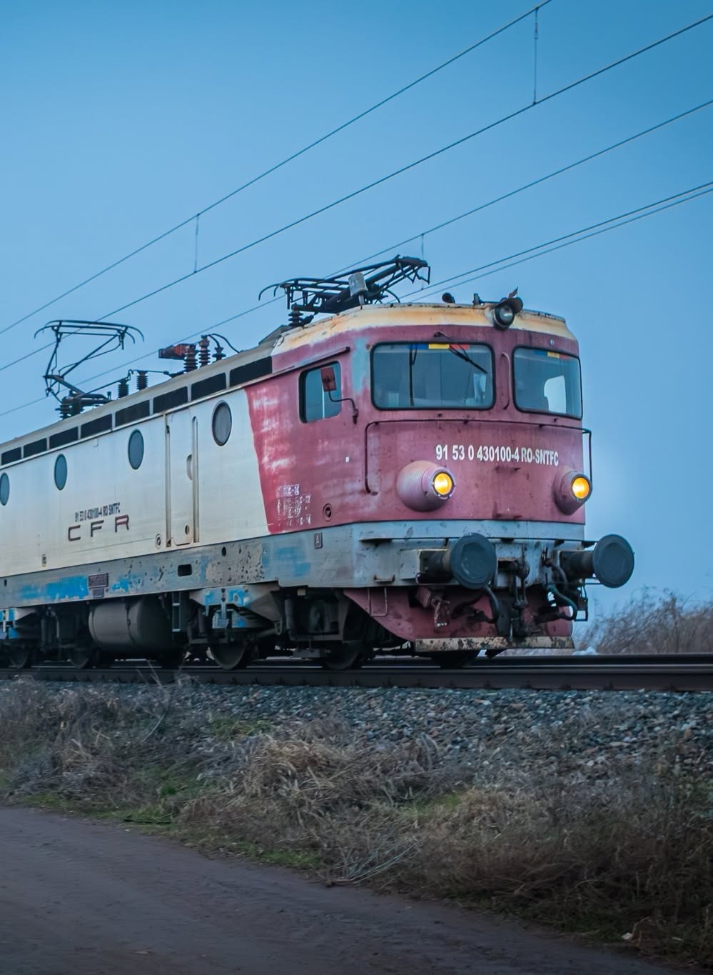 O persoană și-a pierdut viața după ce a fost acroșată de tren, în județul Iași. Aceasta nu ar fi auzit semnalele conductorului