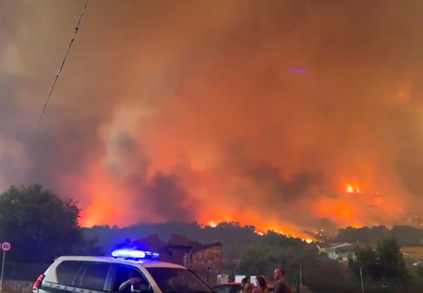 Vestul Europei cere sprijn internațional. Peste 200.000 de oameni au fost evacuați din Franța și Spania din cauza focului care se extinde cu repeziciune