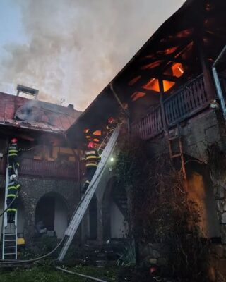 Incendiu puternic la Mănăstirea Bisericani din Neamț! Un călugăr a fost găsit carbonizat