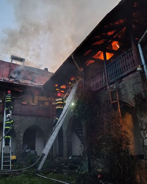 Incendiu puternic la Mănăstirea Bisericani din Neamț! Un călugăr a fost găsit carbonizat