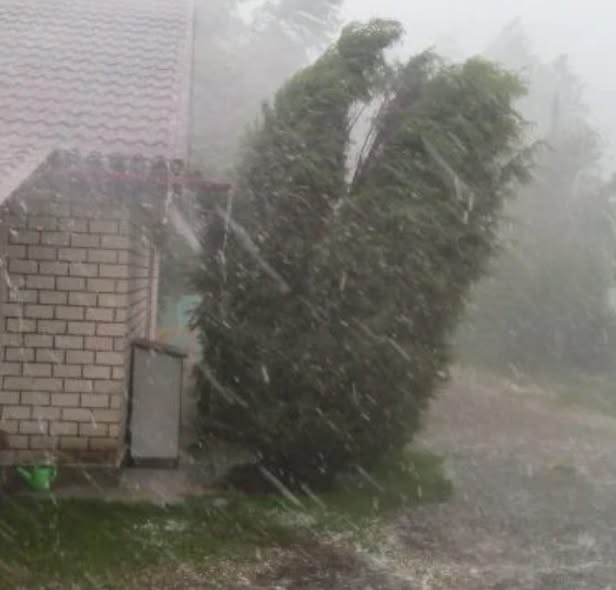 Vremea se schimbă brusc în România. După caniculă vin vijelii, ploi torențiale și o răcire de până la 10 grade