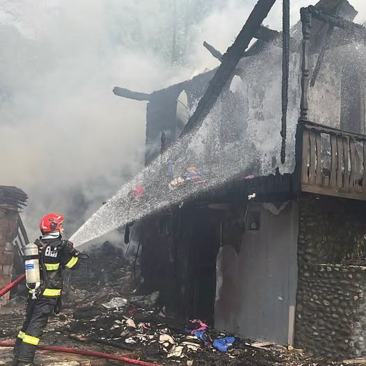 Incendiu la Mănăstirea Cășiel din Cluj. Mai multe chilii și anexe au fost afectate de flăcări