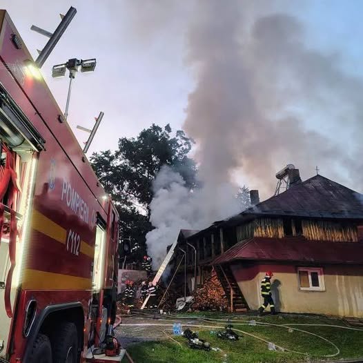 Tragedie la Mănăstirea Bisericani din Neamț. O persoană a fost găsită carbonizată după un incendiu puternic