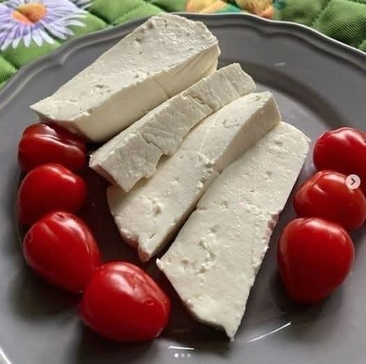 Roșii cu brânză: combinația preferată de mulți români. De ce unele persoane pot avea probleme digestive