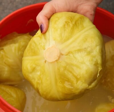 Câte zile se vântură varza ca să nu facă floare. Trucuri pentru o saramură limpede și o varză crocantă