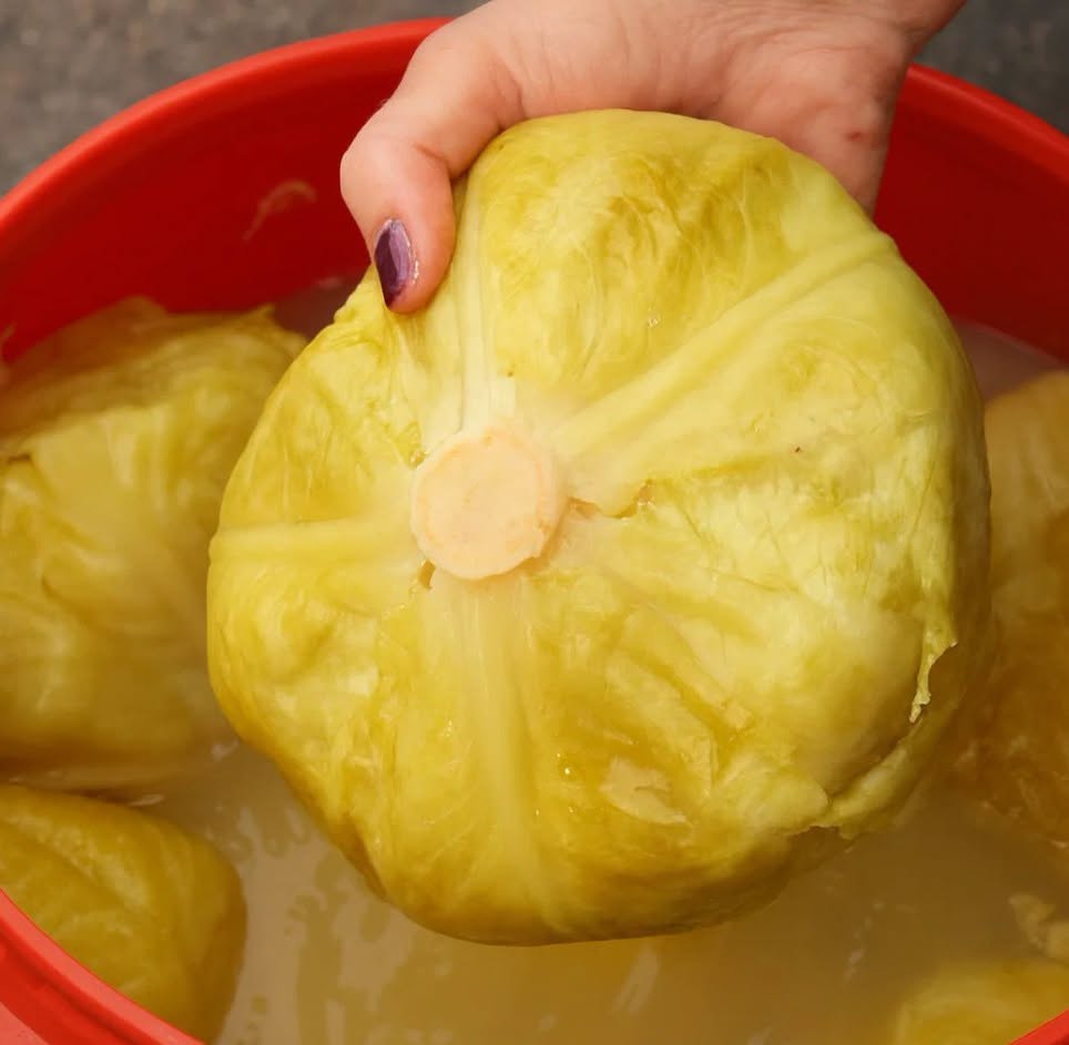 Câte zile se vântură varza ca să nu facă floare. Trucuri pentru o saramură limpede și o varză crocantă