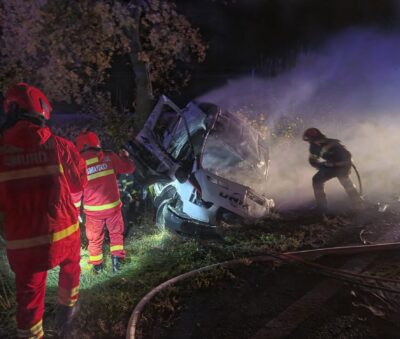 TRAGEDIE pe DN 2 E85! Doi șoferi de 25 și 27 de ani au MURIT! O autoutilitară a luat foc
